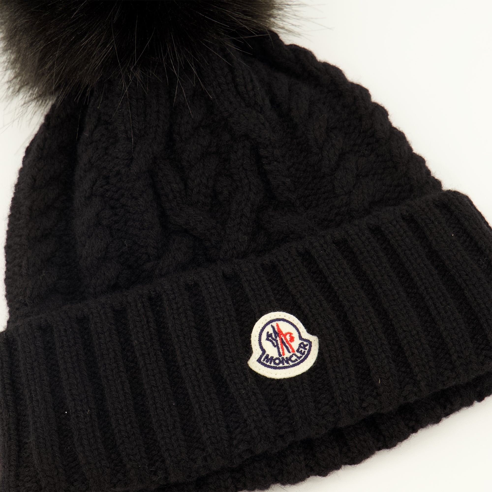 MONCLER ブラックニット帽 ファー付きポンポン(レディース) ポンポン付き黒ウールニット帽 Moncler - 女性用 – myCompañero