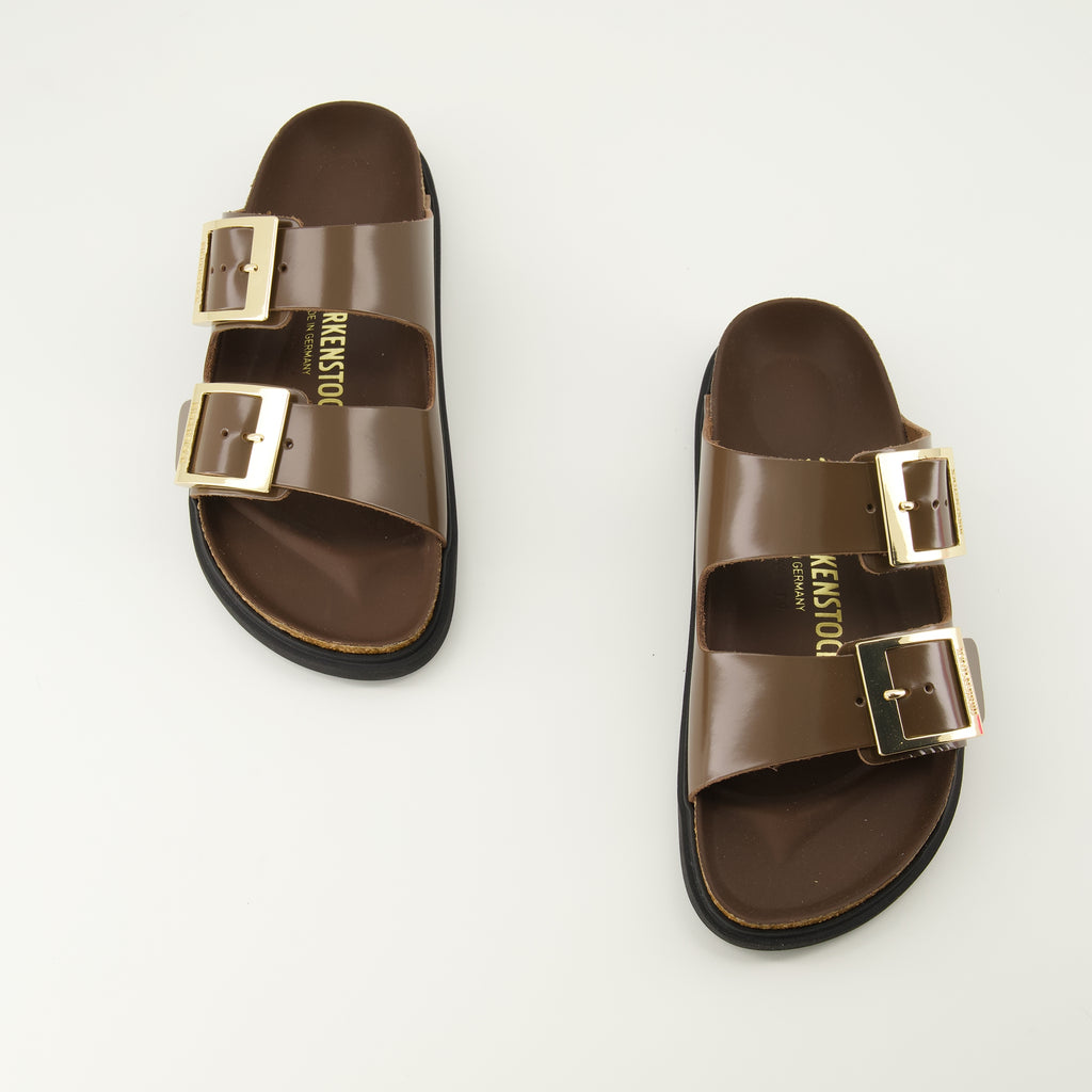 Immagine delle sandali Birkenstock Arizona Droplet Buckle marroni per donna - Stagione Primavera-Estate 2026 - Vista dall'alto della coppia di scarpe