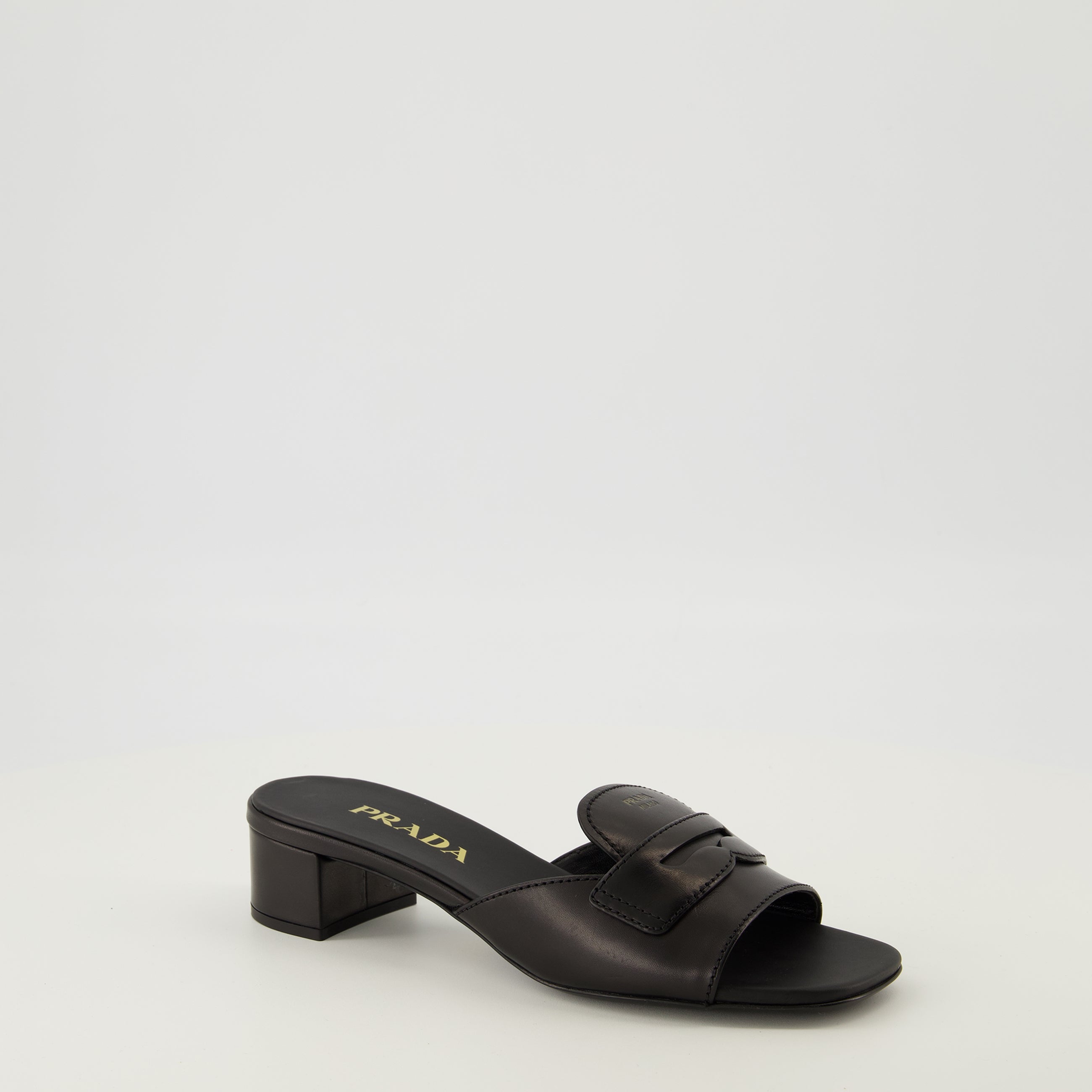 Image de l'article Mules en cuir noir de la marque Prada pour Femme - Saison Printemps-Été 2026 - Vue trois quarts avant droite