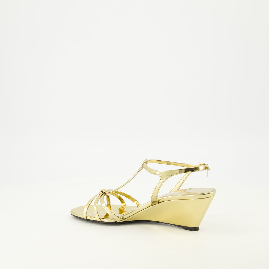 Imagen del artículo Sandalias de tacón de cuero sintético dorado de la marca Prada para mujer - Temporada Primavera-Verano 2026 - Vista tres cuartos trasera derecha