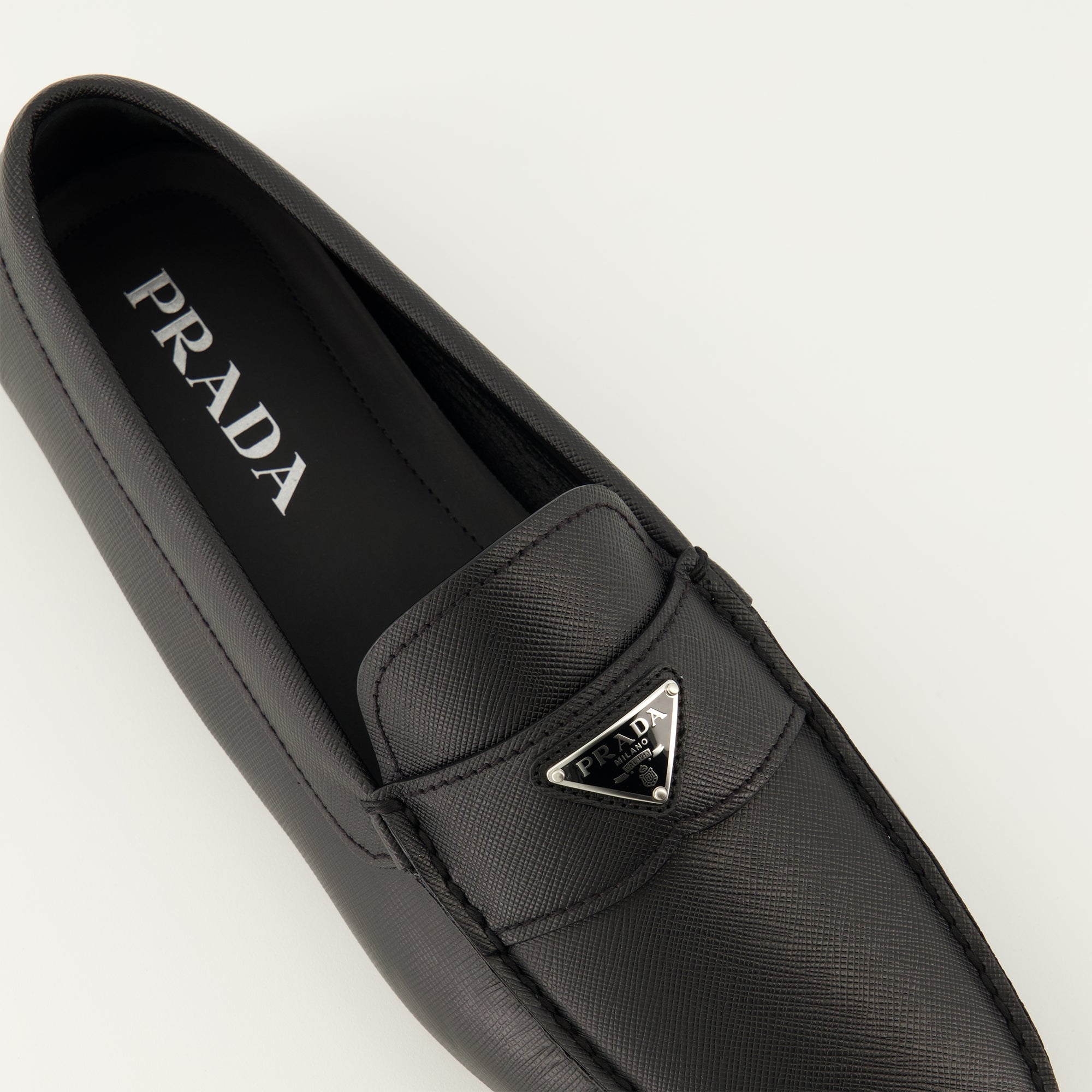 Imagen de los mocasines de cuero negro de la marca Prada para Hombre - Temporada Primavera-Verano 2026 - Vista detallada desde arriba