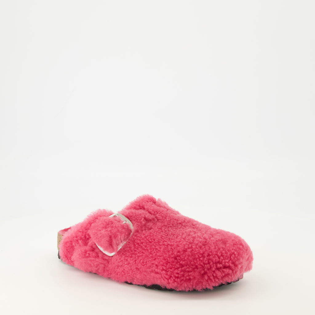 Image de l'article Mules Boston en teddy rose de la marque Birkenstock pour Femme - Saison Printemps-Été 2026 - Vue trois quarts avant droite