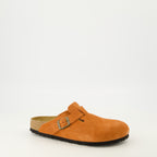 Image de l'article Mules Boston orange en suède de la marque Birkenstock pour Unisex - Saison Printemps-Été 2026 - Vue trois quarts avant droite