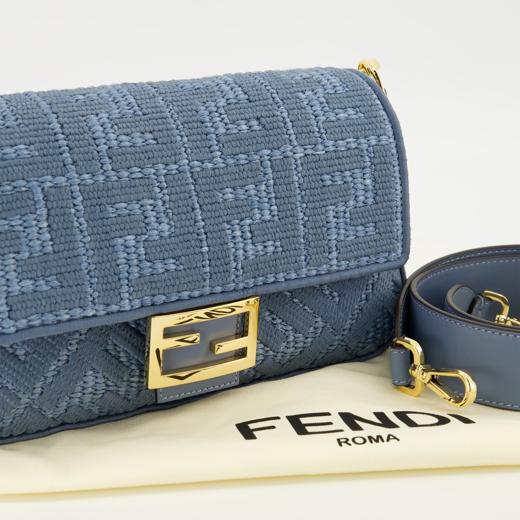 Sacs à main et épaule 블루 라피아 이펙트 바게트 백 Fendi Bleu Femme