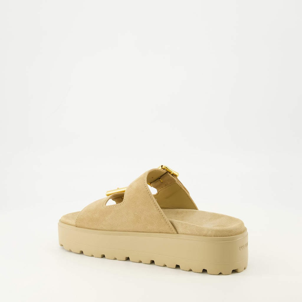 Imagen de las Mules de Plataforma de Ante Beige de Prada para Mujer - Temporada Primavera-Verano 2026 - Vista tres cuartos trasera derecha