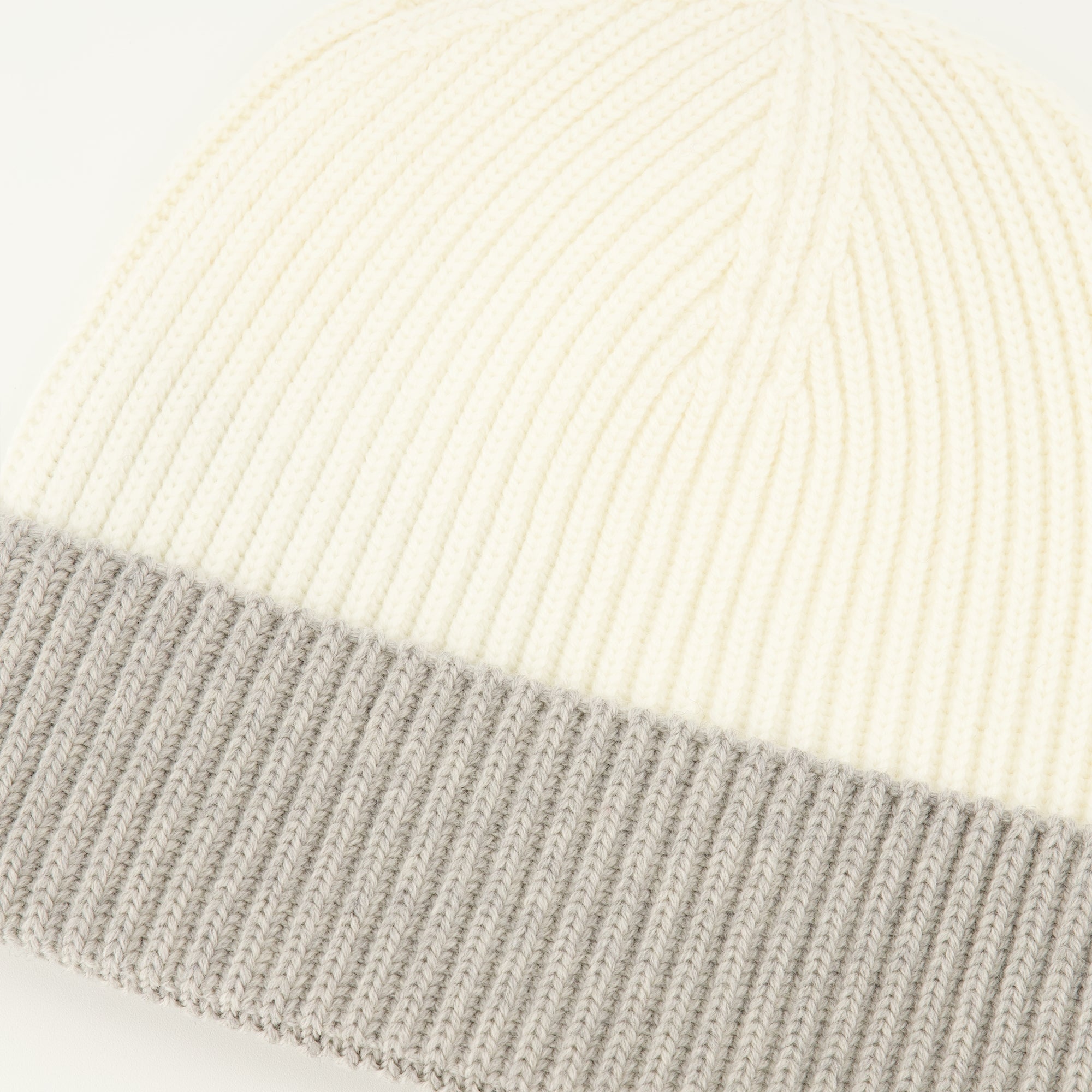 Bild des weißen Wollmützenartikels der Marke Dior für Herren - Frühling-Sommer 2026 - Detaillierte Ansicht_3