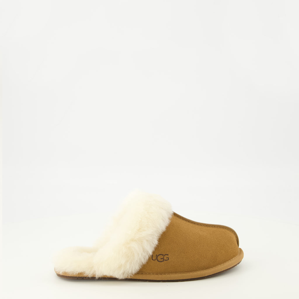 Imagen de los zapat slippers Scuffette II marrones de Ugg para Unisex - Temporada Primavera-Verano 2026 - Vista Frontal