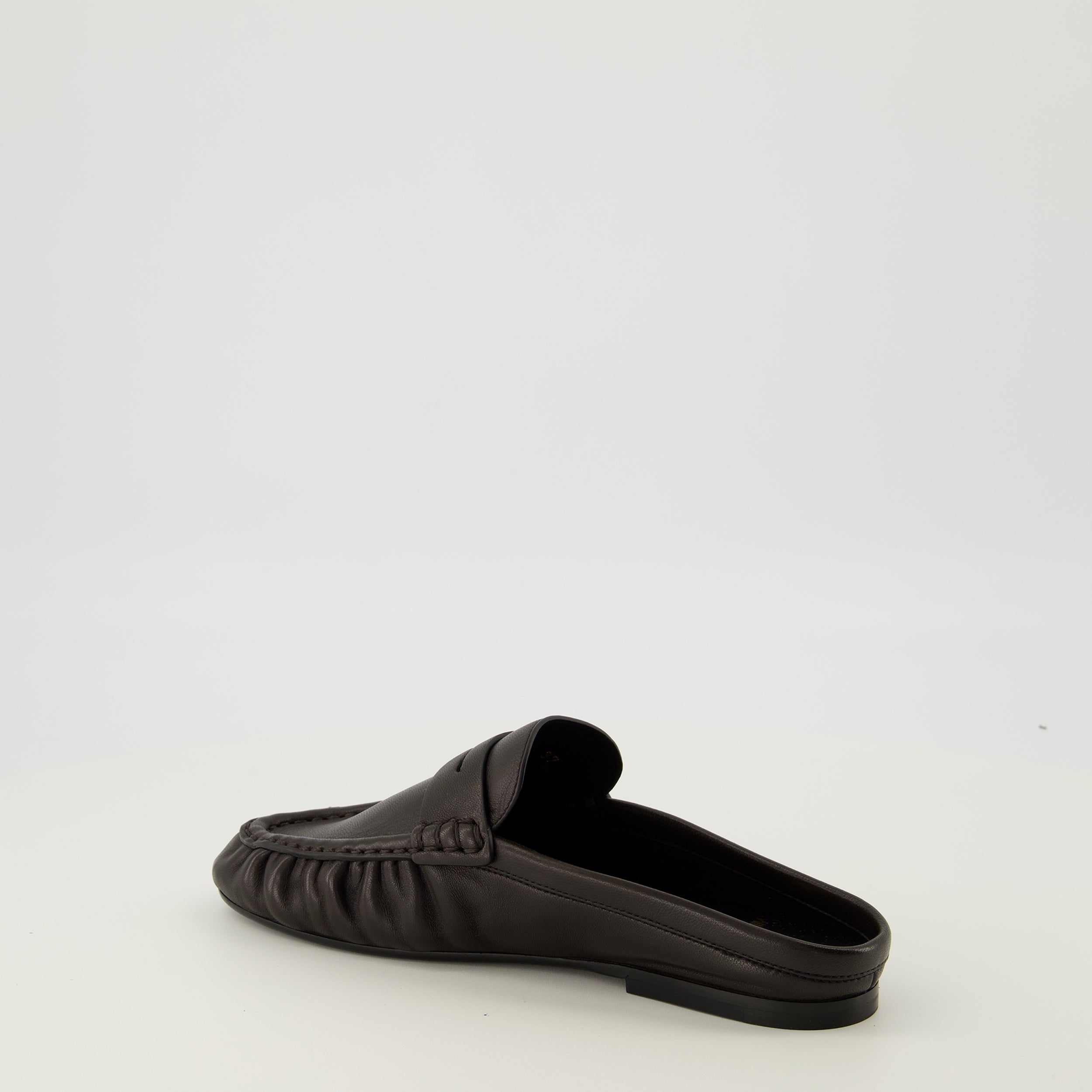 Image de l'article Mules Loafer noir de la marque Saint Laurent pour Femme - Saison Automne-Hiver 2025 - Vue trois quarts arrière droite