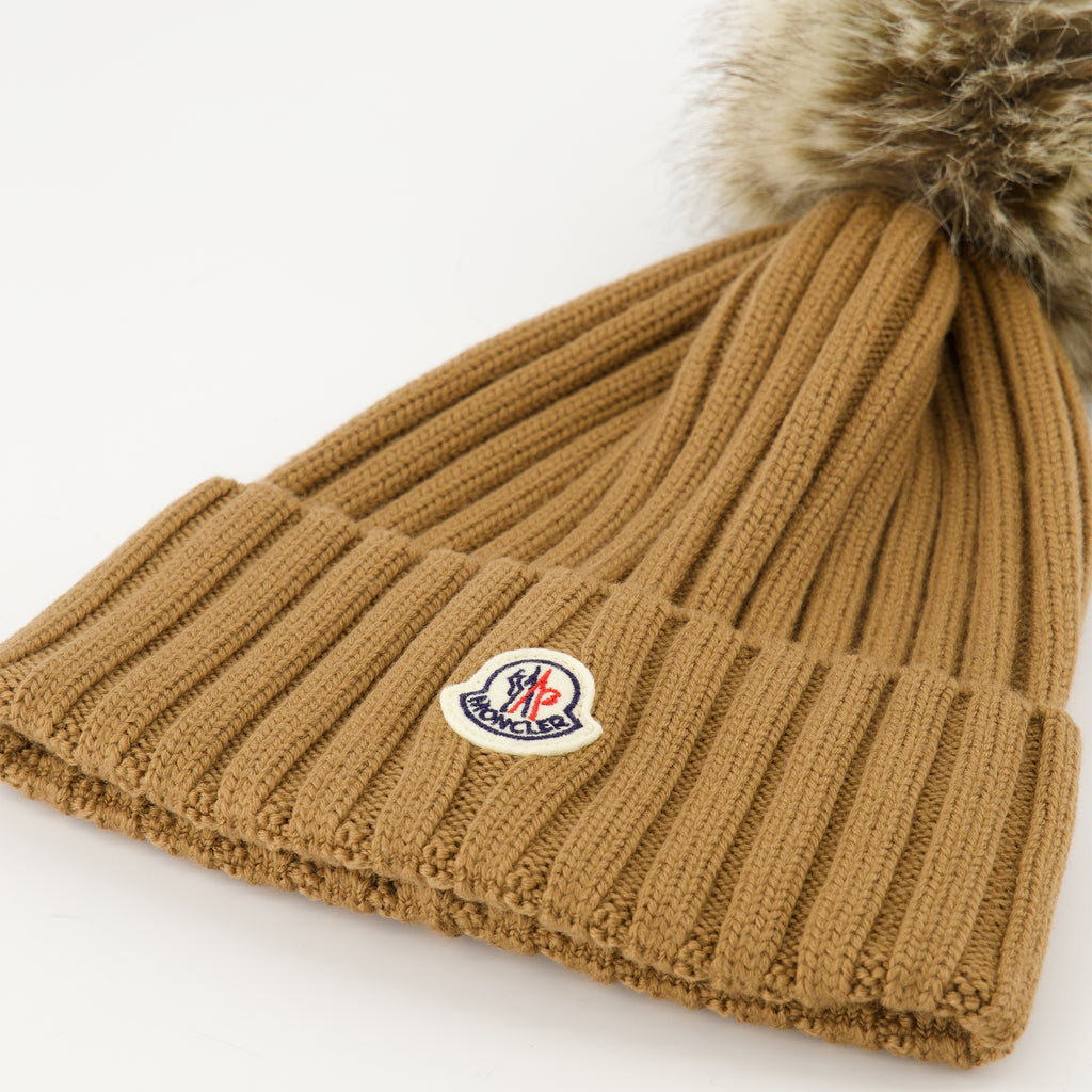 Immagine del cappello in lana con pompon della marca Moncler per Donna - Stagione Autunno-Inverno 2025 - Vista Dettagliata 2