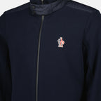 Imagen de la chaqueta de forro polar azul marino de la marca Moncler Grenoble para hombre - Temporada Otoño-Invierno 2025 - Vista detallada_2