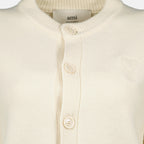 Imagem do cardigan AMI de coração da marca Ami PARIS para Mulher - Temporada Outono-Inverno 2025 - Vista Detalhada_3