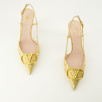 Imagem do sapato de salto Vlogo em tecido dourado da marca Valentino Garavani para Mulheres - Temporada Primavera-Verão 2026 - Vista de cima do par de sapatos