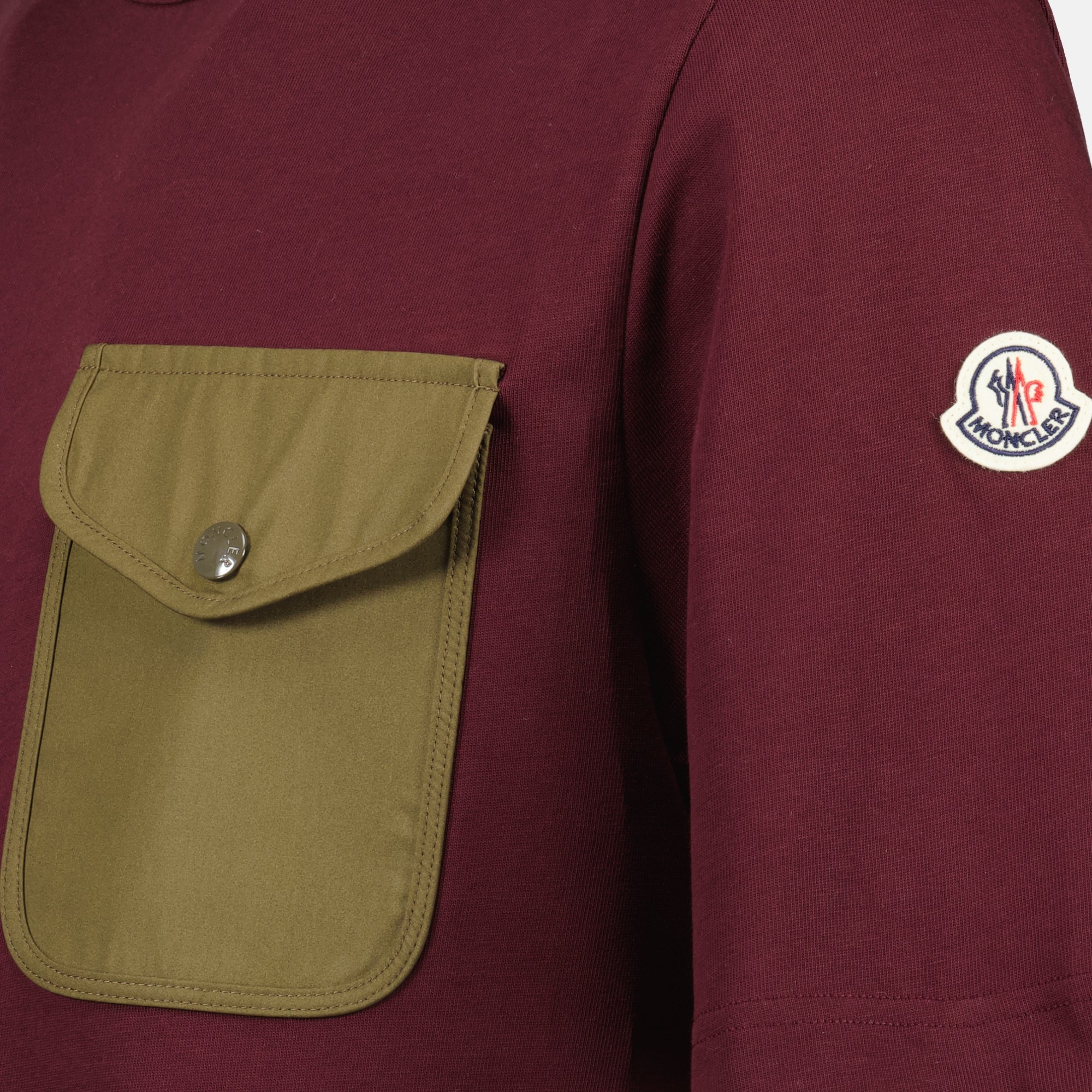 Imagem da T-shirt com bolso bordeaux da marca Moncler para Homem - Temporada Primavera-Verão 2026 - Vista Detalhada_2