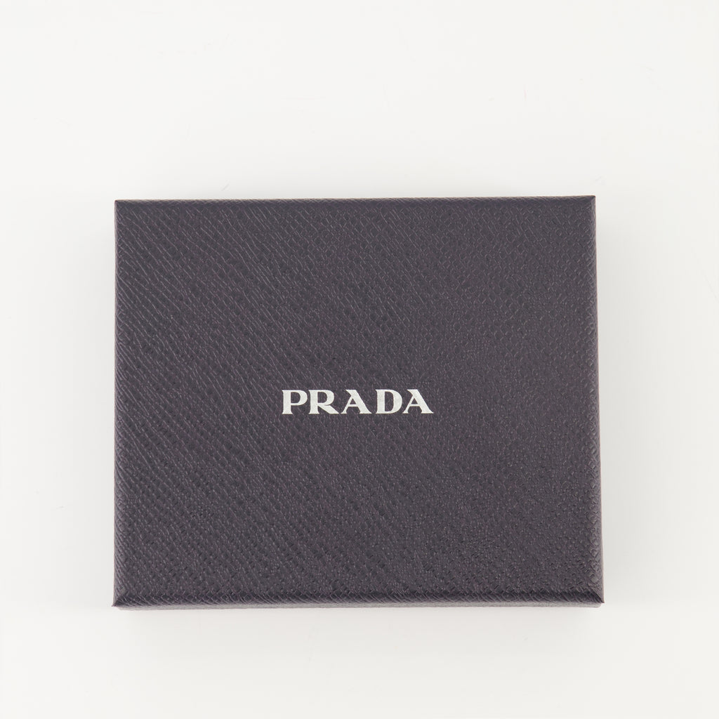 Imagen del porta tarjetas de cuero de la marca Prada para mujer - Temporada Otoño-Invierno 2025 - Vista Detallada_3