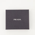 Imagen del porta tarjetas de cuero de la marca Prada para mujer - Temporada Otoño-Invierno 2025 - Vista Detallada_3