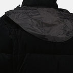 Imagem do casaco de puffer em veludo côtelé preto da marca Prada para Homem - Temporada Outono-Inverno 2025 - Vista Detalhada_4