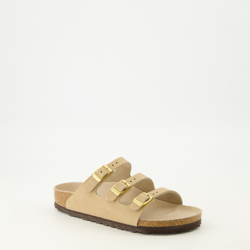 여성용 Birkenstock 브랜드 베이지 색 누벅 가죽 플로리다 샌들의 이미지 - 2026년 봄-여름 시즌 - 오른쪽 전면 삼분의 일 보기