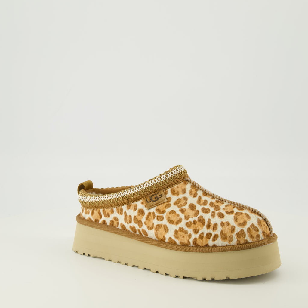 Imagem das Mules Tazz Plains de leopardo da marca Ugg para Mulheres - Temporada Primavera-Verão 2026 - Vista três quartos frontal direita