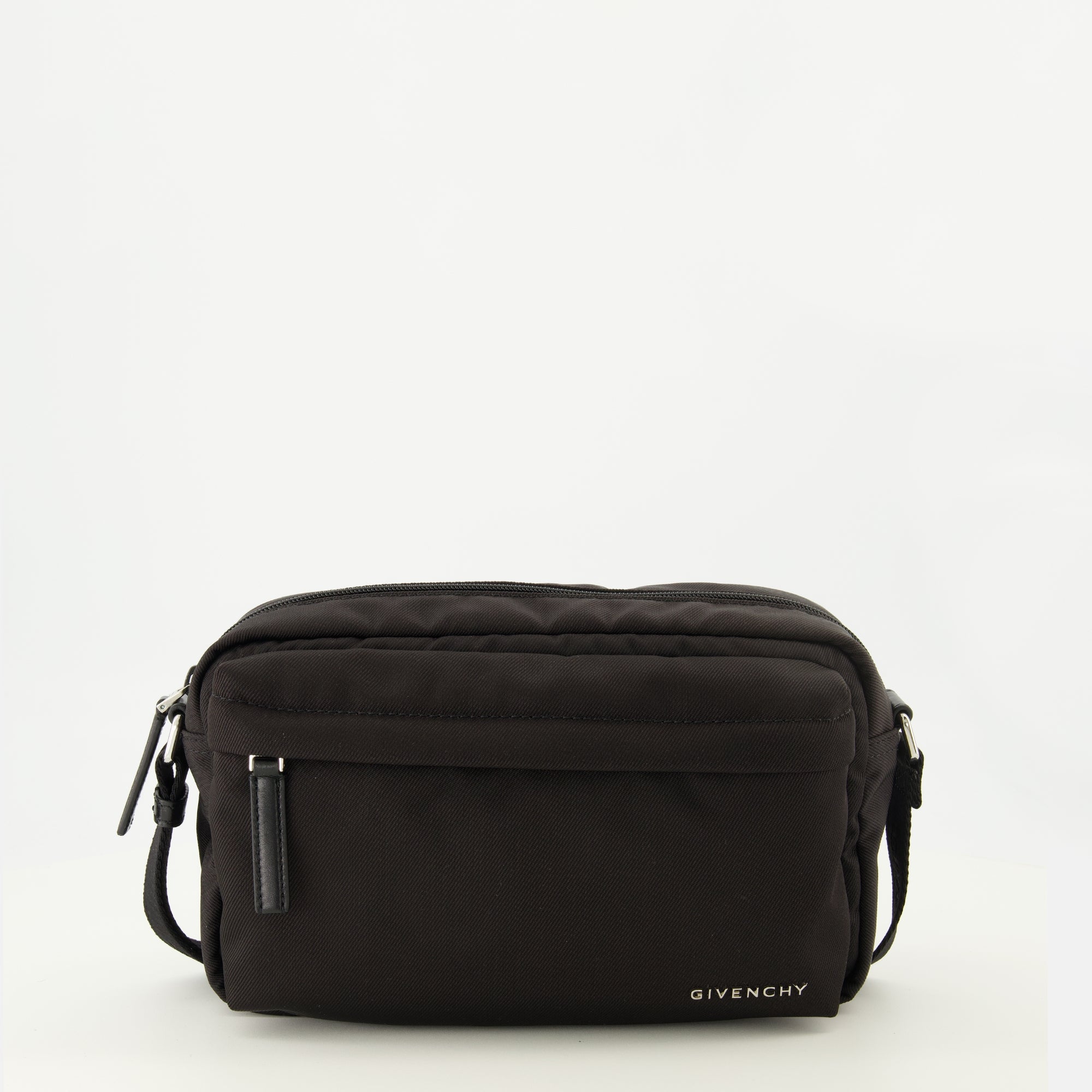 Imagen de la bolsa Essential U negra de Givenchy para Hombre - Temporada Primavera-Verano 2026 - Vista Frontal