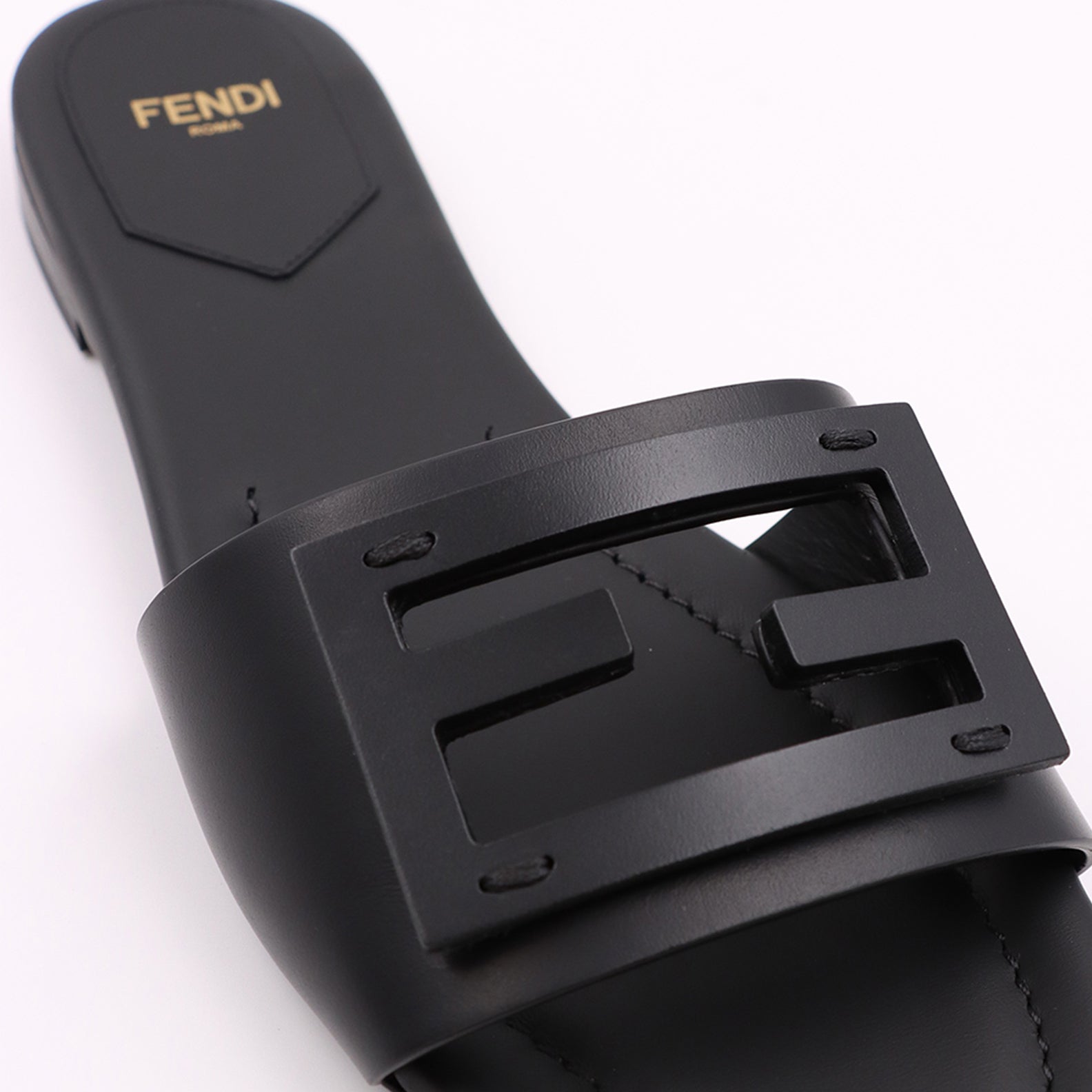 オープントゥシューズ バゲットレザーサンダル Fendi 黒 Femme