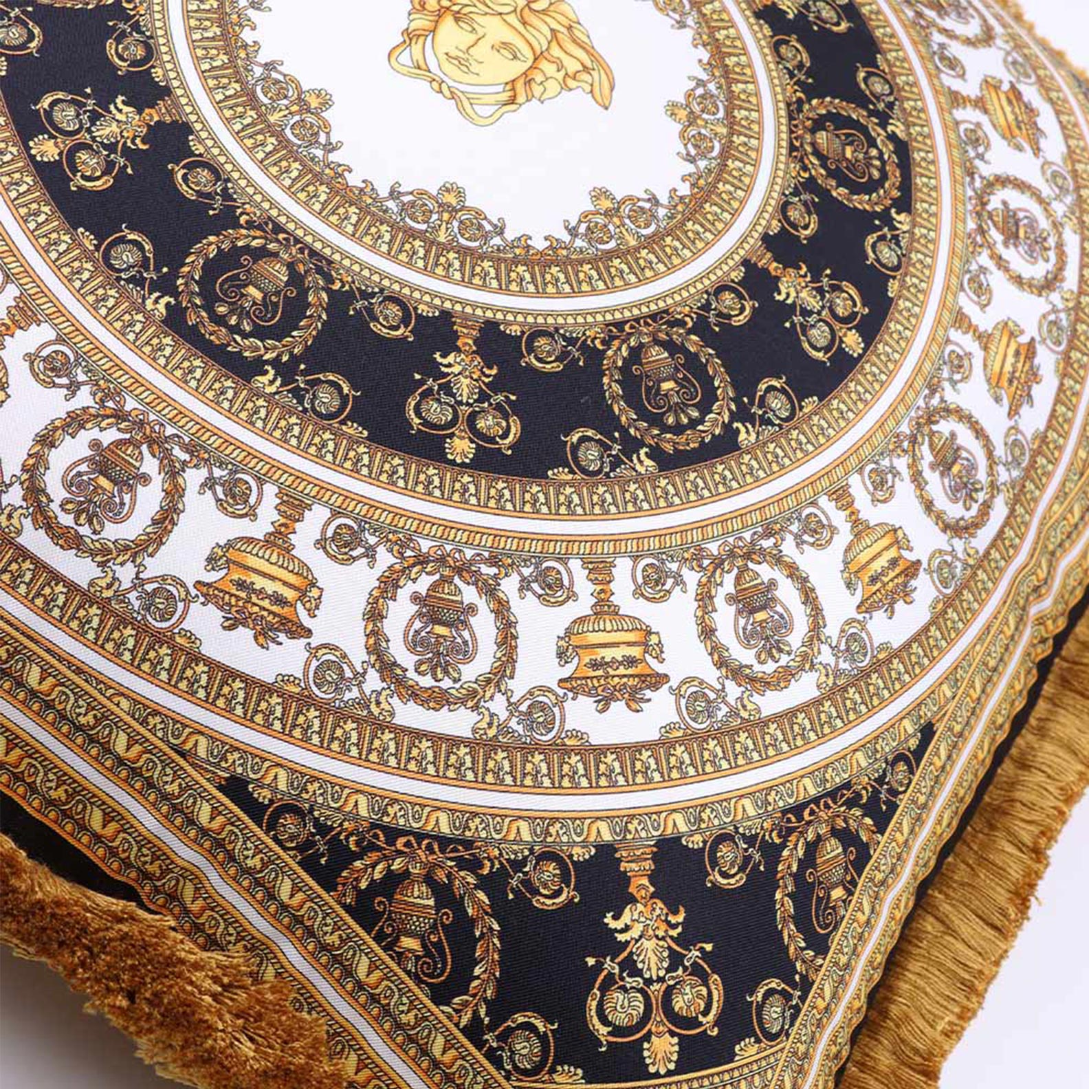 Lifestyle Reversible cushion I ♡ Baroque Versace Gold Unisex