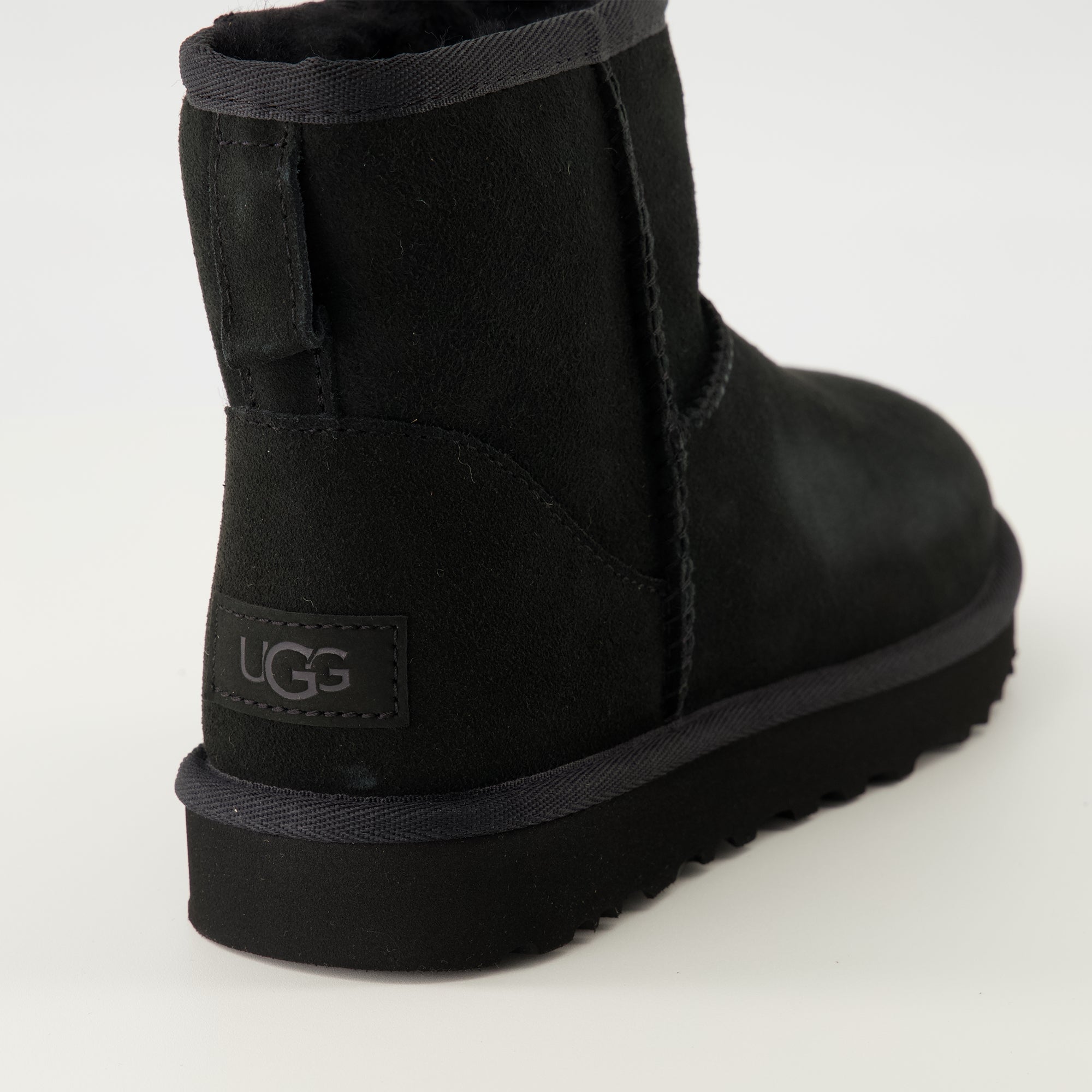 Image de l'article Bottines classic Mini II de la marque Ugg pour Femme - Saison Automne-Hiver 2025 - Vue arrière