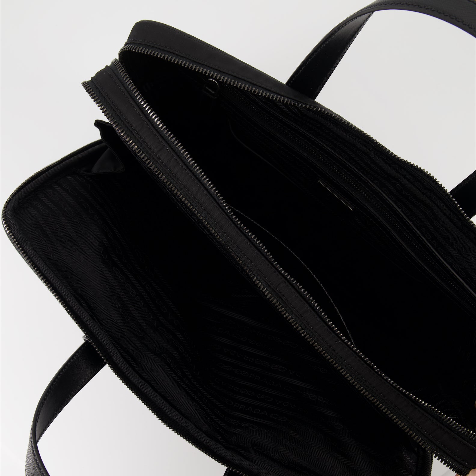 Borse sportive e da viaggio Porte-documents en Re-Nylon Prada Nero Homme