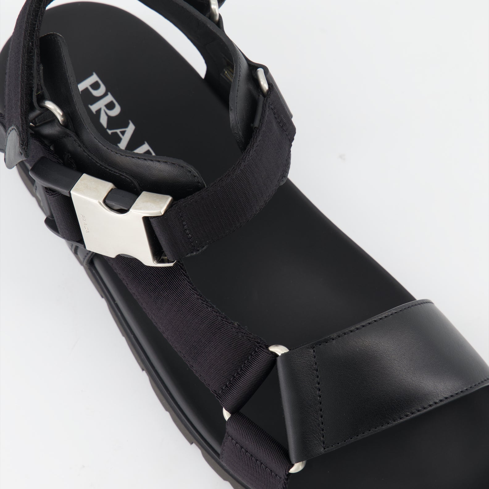 Chaussures ouvertes Sandales en cuir Prada Noir Homme