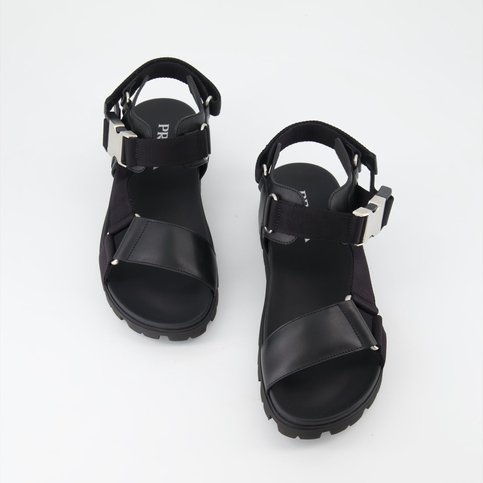 Chaussures ouvertes Sandales en cuir Prada Noir Homme