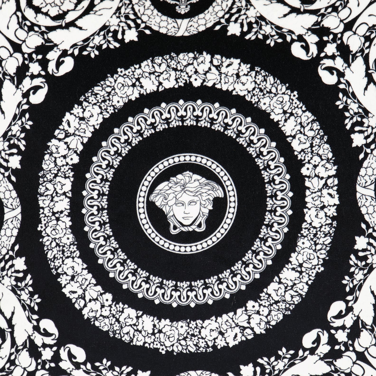 Lifestyle Barocco cushion Versace Black Unisex