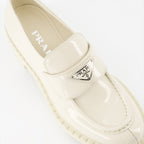 Mocassins Mocassins en cuir verni Prada Blanc Femme