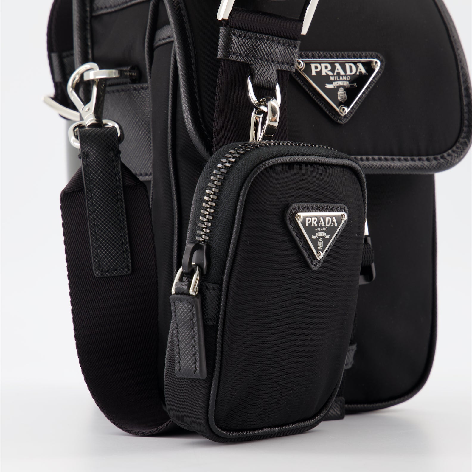 Sacs bandoulière Sac porté épaule en cuir Saffiano Prada Noir Homme