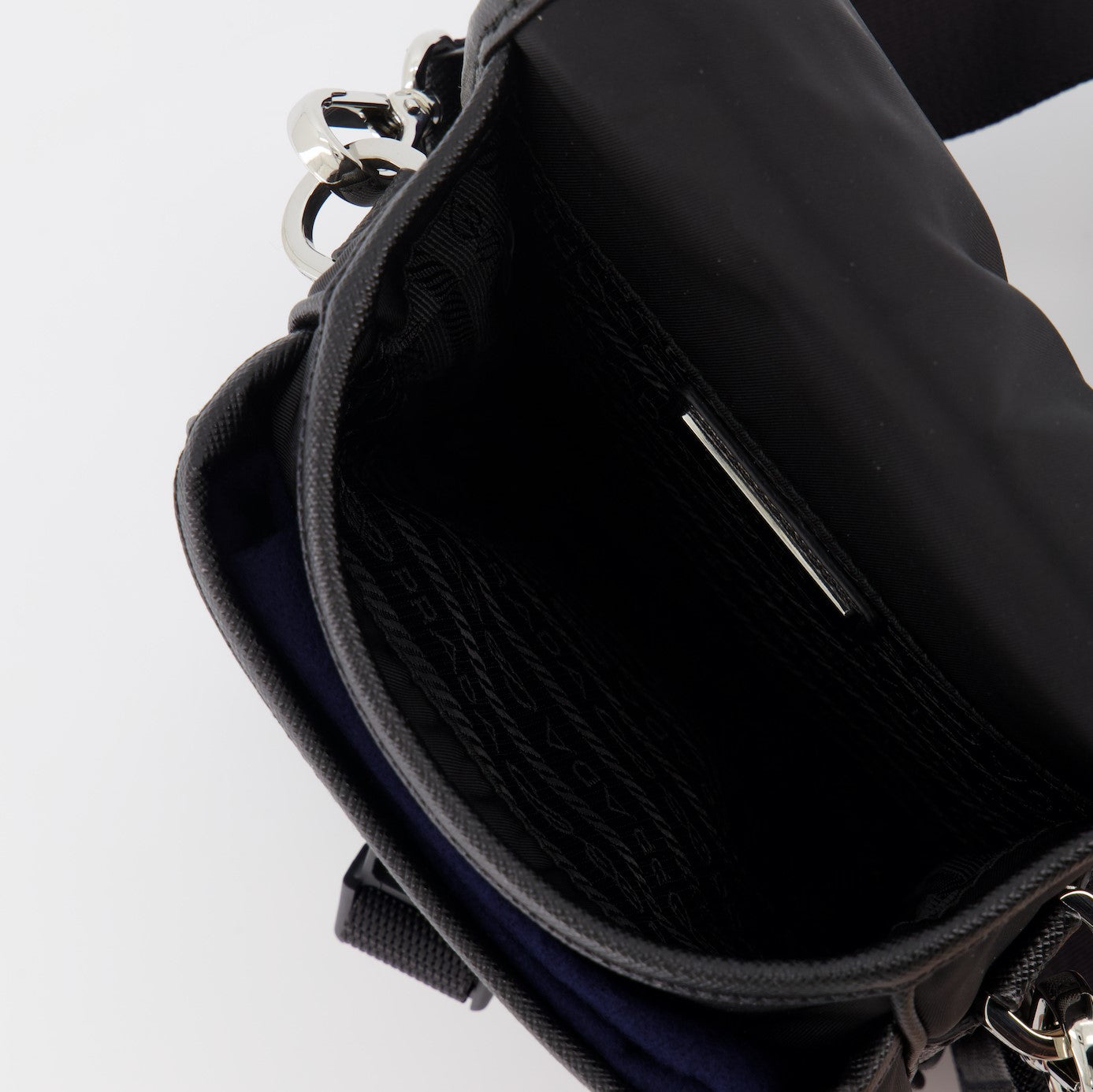 Sacs bandoulière Sac porté épaule en cuir Saffiano Prada Noir Homme