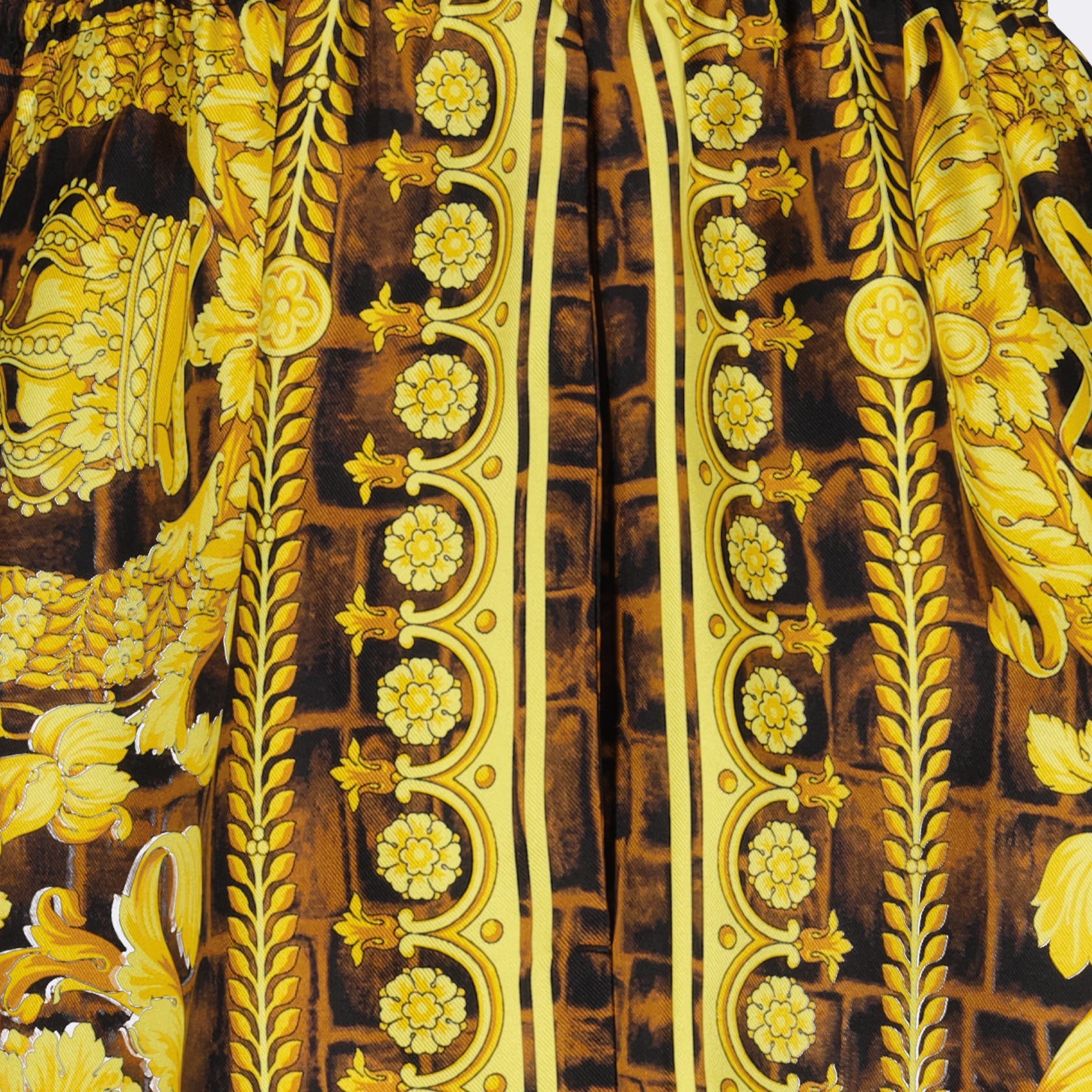 Shorts Short Baroccodile em Seda Versace Marrom Homme