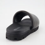 Chaussures ouvertes Claquettes en cuir nappa Prada Noir Homme
