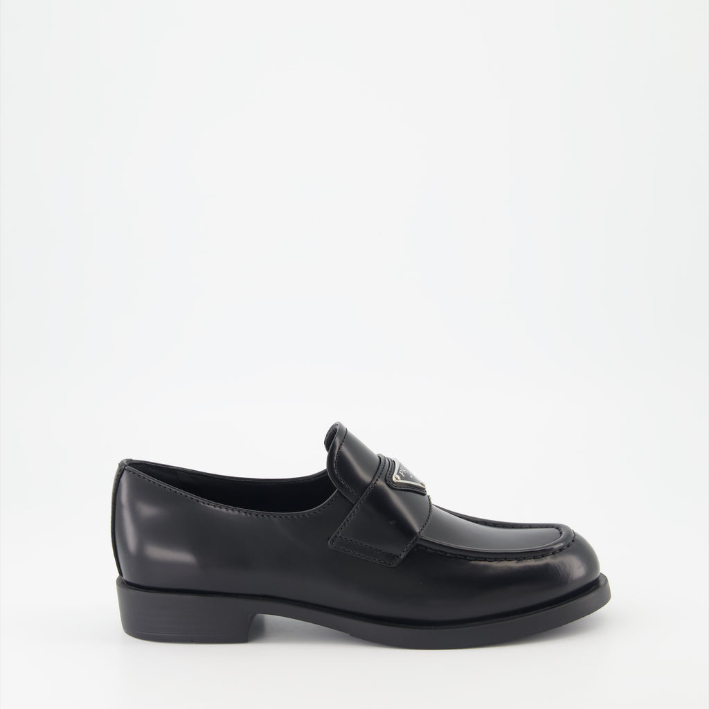 Loafer Mocassins en cuir brossé Prada Schwarz Femme
