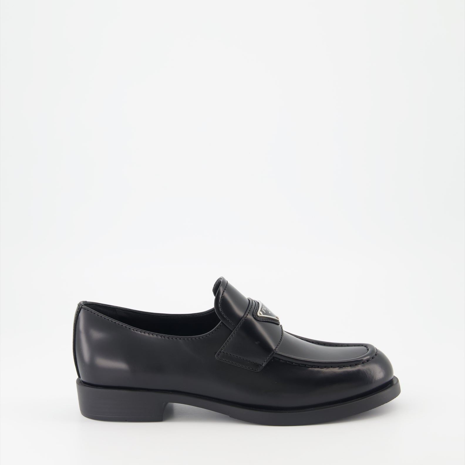 Loafer Mocassins en cuir brossé Prada Schwarz Femme