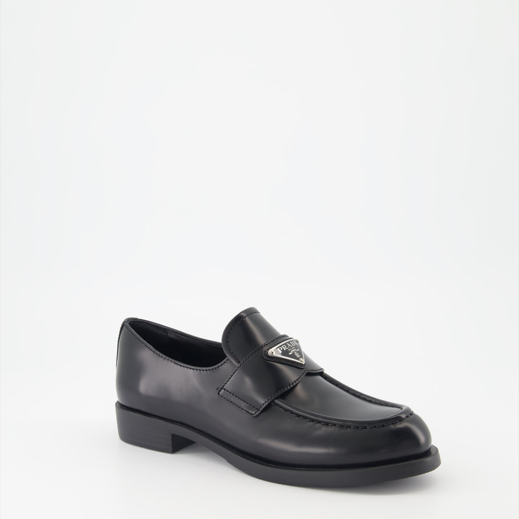 Loafer Mocassins en cuir brossé Prada Schwarz Femme