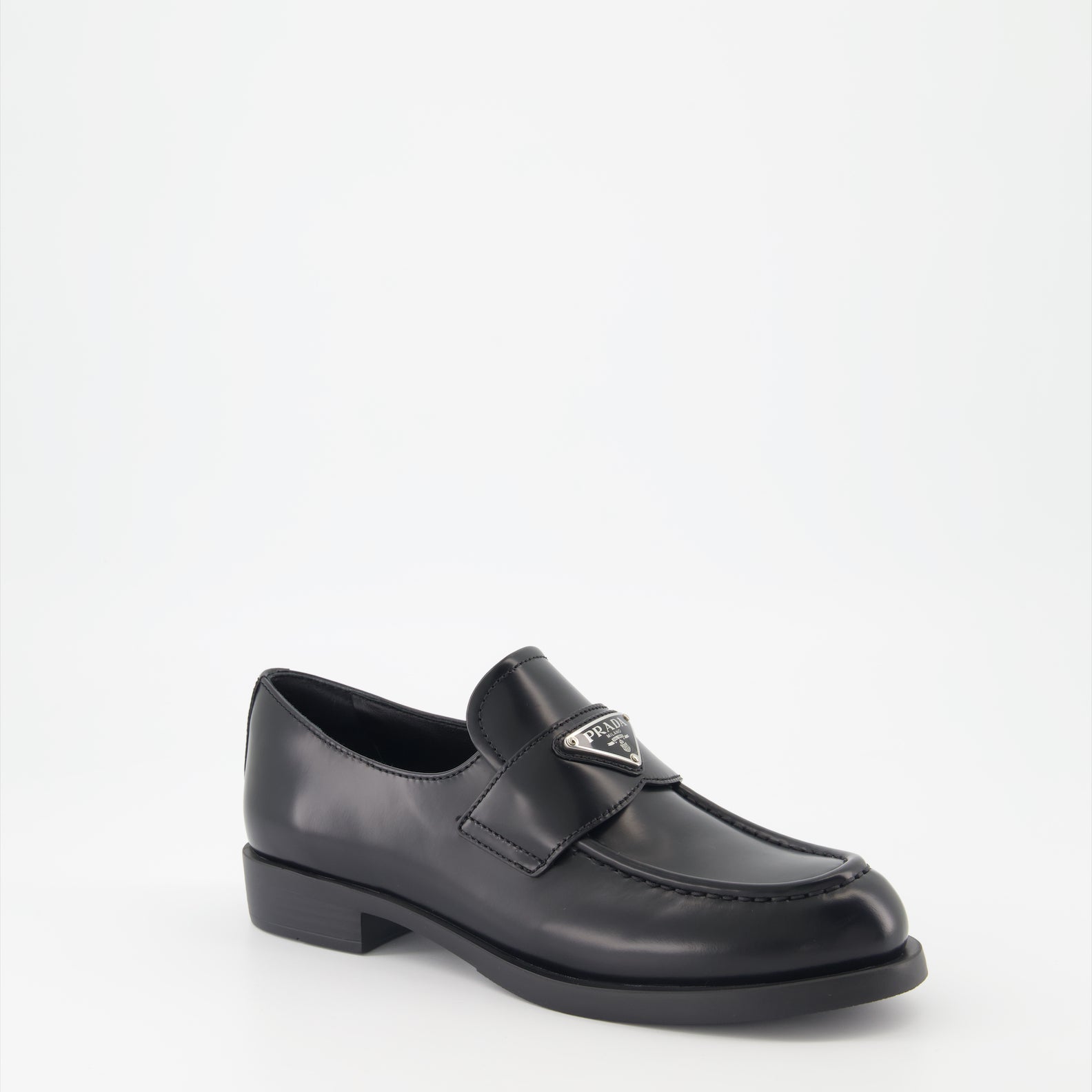 Loafer Mocassins en cuir brossé Prada Schwarz Femme