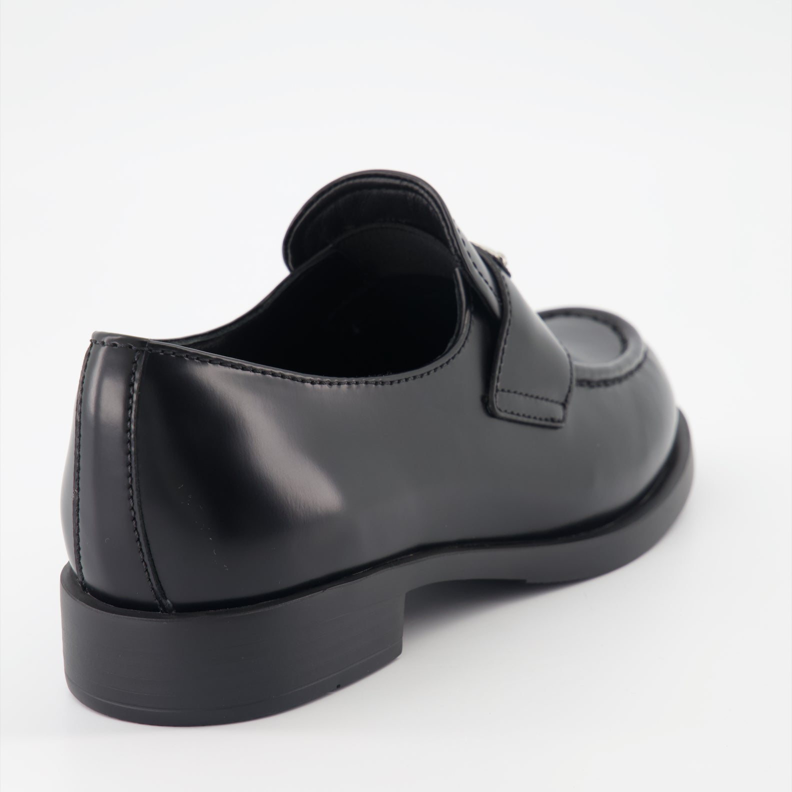 Loafer Mocassins en cuir brossé Prada Schwarz Femme