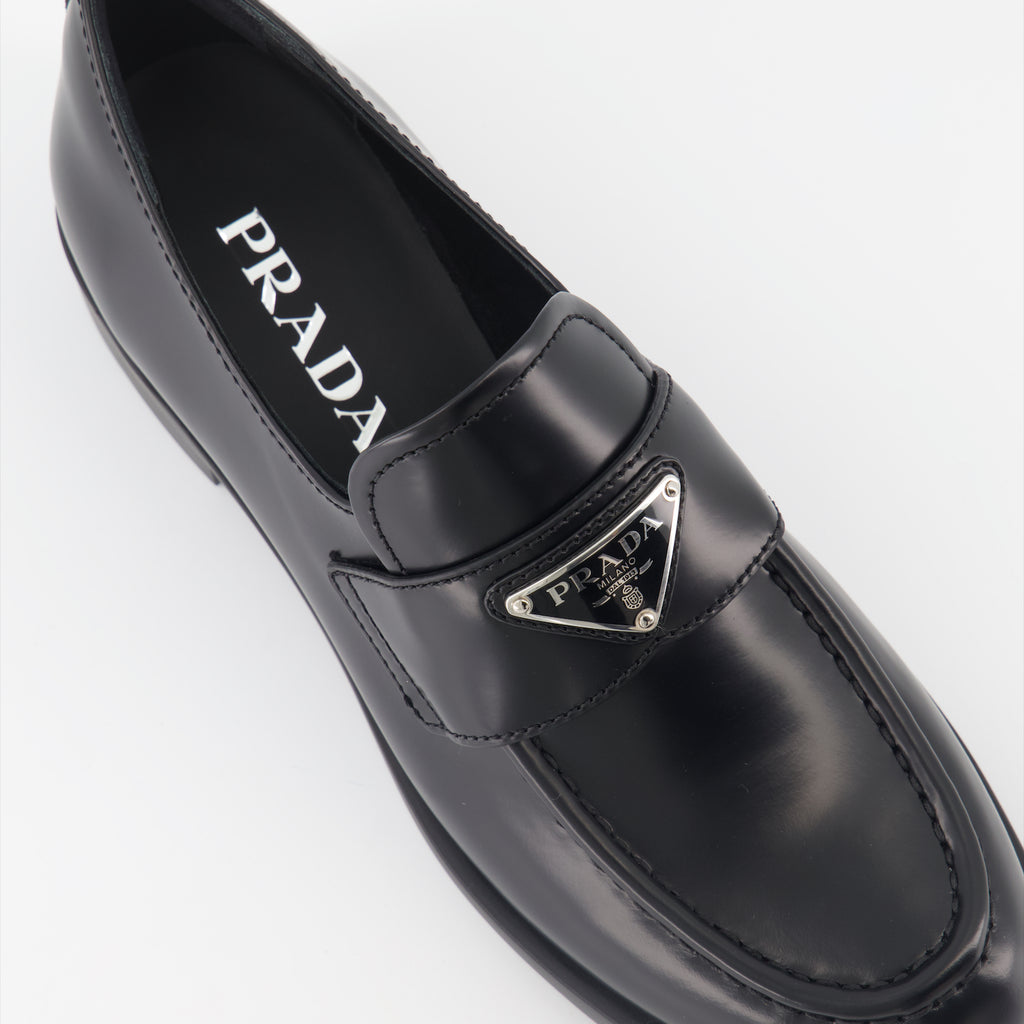 Loafer Mocassins en cuir brossé Prada Schwarz Femme
