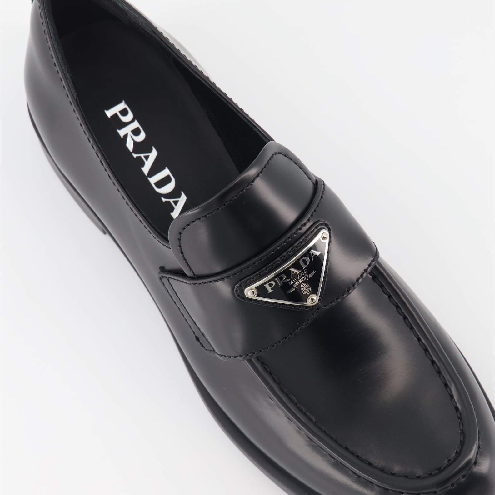 Loafer Mocassins en cuir brossé Prada Schwarz Femme