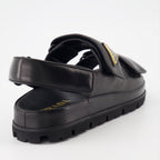 Sapatos abertos Sandales en cuir matelassé Prada Preto Femme