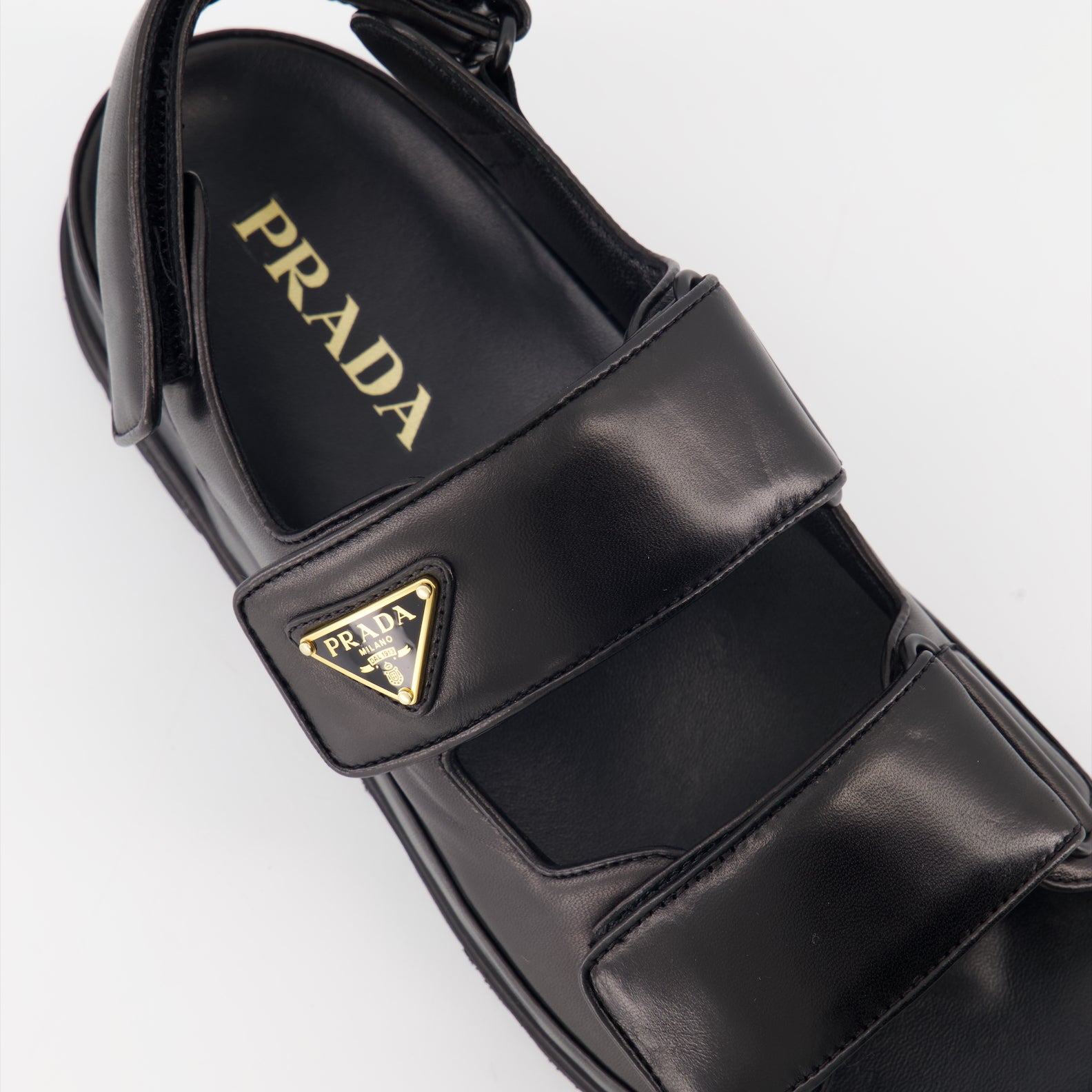 Zapatos abiertos Sandales en cuir matelassé Prada Negro Femme