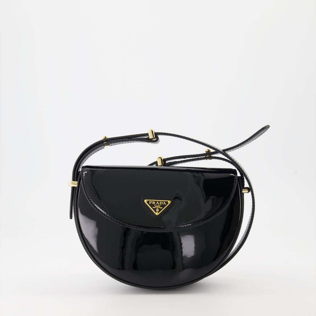 크로스백 Sac arqué en cuir verni Prada 검은색 Femme