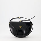 크로스백 Sac arqué en cuir verni Prada 검은색 Femme