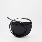 크로스백 Sac arqué en cuir verni Prada 검은색 Femme