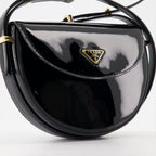 크로스백 Sac arqué en cuir verni Prada 검은색 Femme
