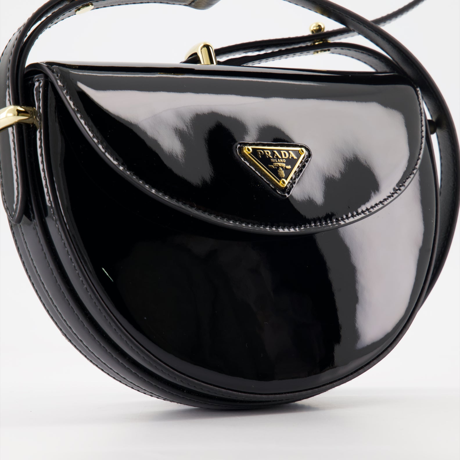 크로스백 Sac arqué en cuir verni Prada 검은색 Femme