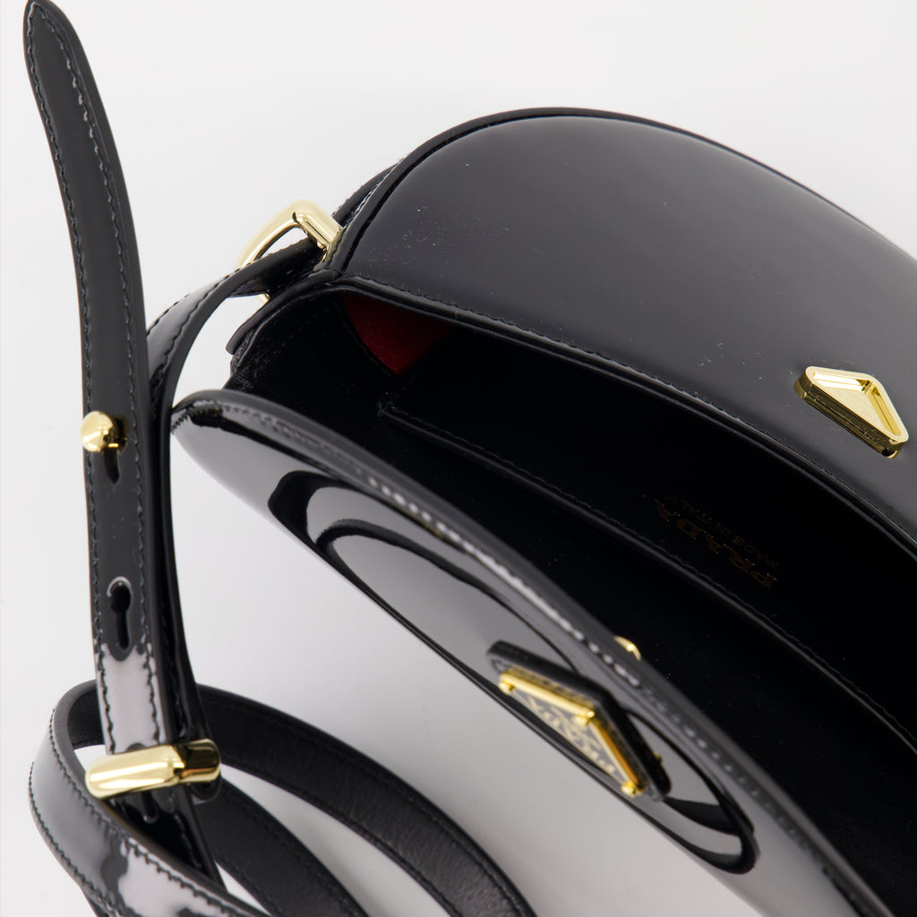 크로스백 Sac arqué en cuir verni Prada 검은색 Femme